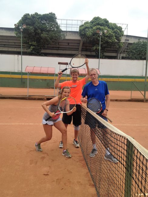 Tennispartie mit Chrigel in Bucaramanga, Kolumbien
