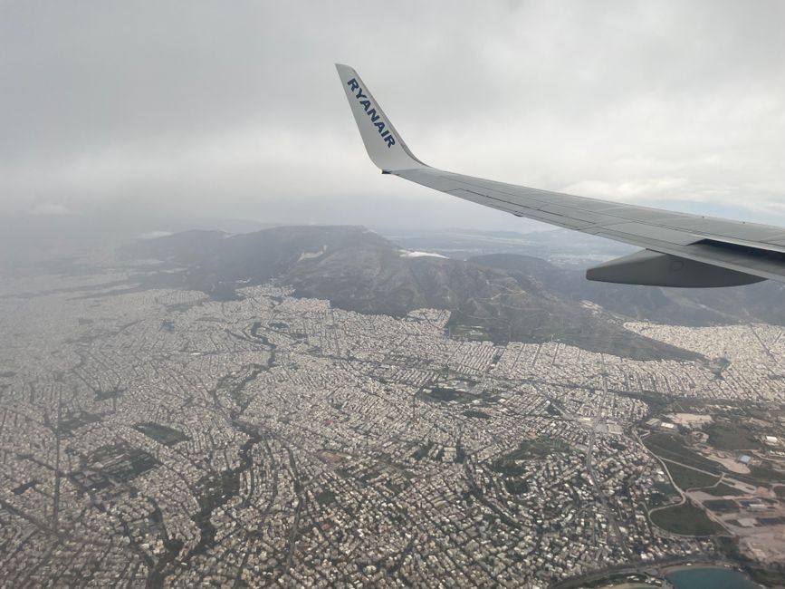 Blick auf Athen durch ein Wolkenloch beim Anflug auf den ATH