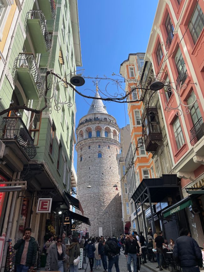 Galataturm, die wahrscheinlich mit bekannteste Sehenswürdigkeit Istanbuls.