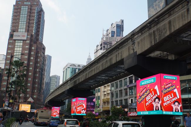 Moderne LED-Werbeanzeigetafeln zieren die Säulen der Monorail