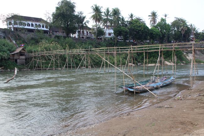 die Bambusbrücke von der Seite
