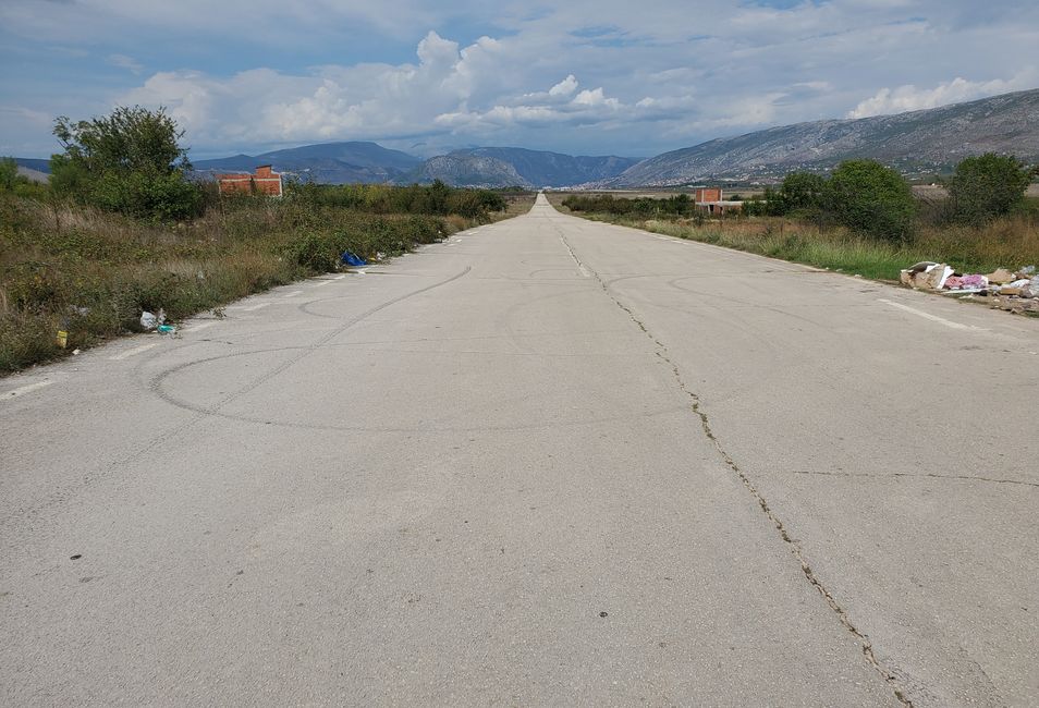 Die ehemalige Start-/Landebahn des Flughafen Mostar