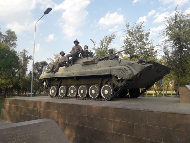 Panzer mit Bronzesoldaten