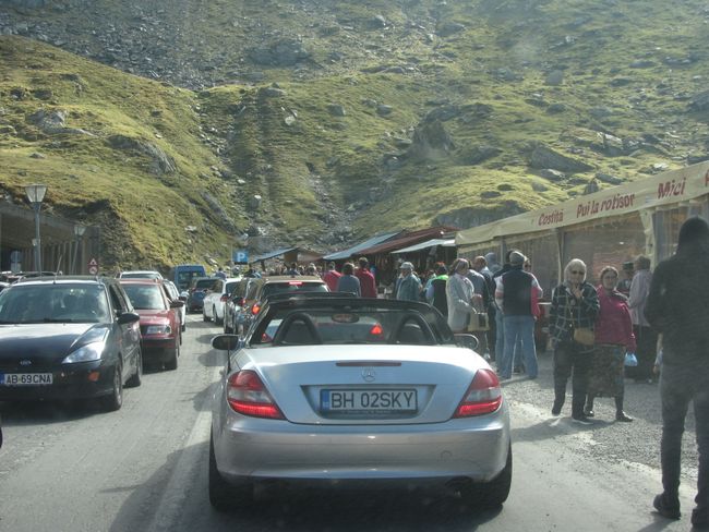 Touristenstau vor dem Passtunnel