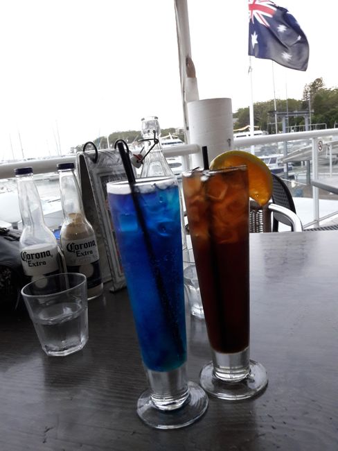 Cocktails trinken am Hafen 