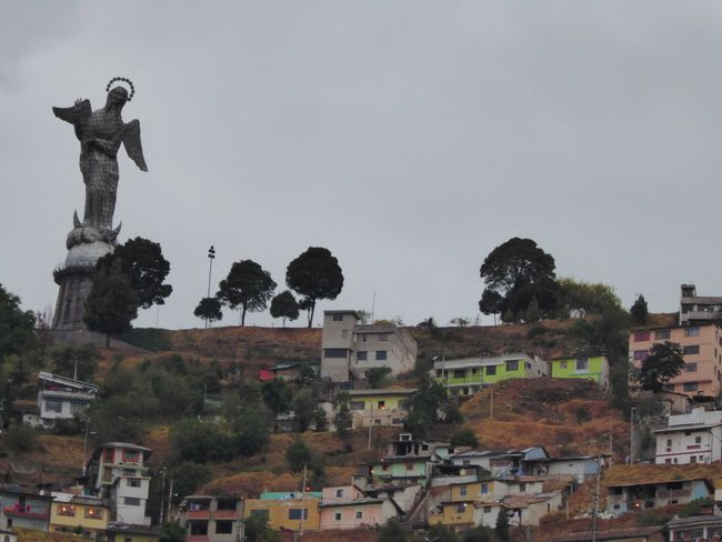 Vom selbstständigen Aufstieg zur Jungfrau von Quito wird den Touristen streng  abgeraten. Auch heute Gold der Hügel noch als nicht sicher. 