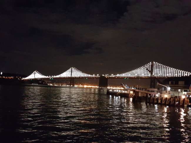 सैन फ्रांसिस्को खाड़ी पार करने आह् ली फेरी आस्तै बड्डा टर्मिनल फेरी बिल्डिंग च शाम दा मूड