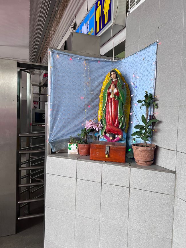 Ein Marienbildnis vor dem Eingang zur Toilette…die Mexikaner haben Humor:-)