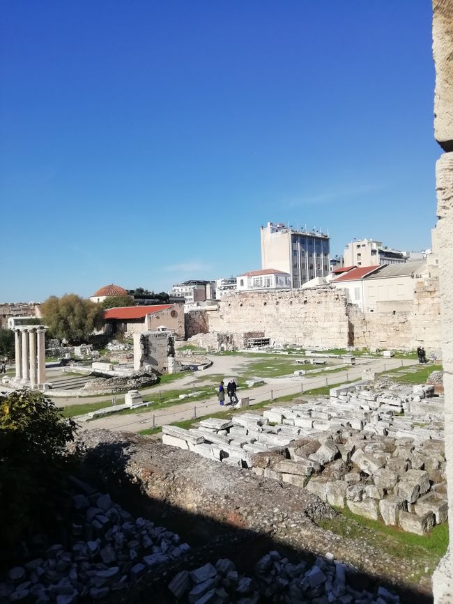 Die Überreste der römischen Agora in Athen. Der Eintritt lohnt sich wohl nicht, da alle Ruinen auch außerhalb des Zauns beobachtet werden können