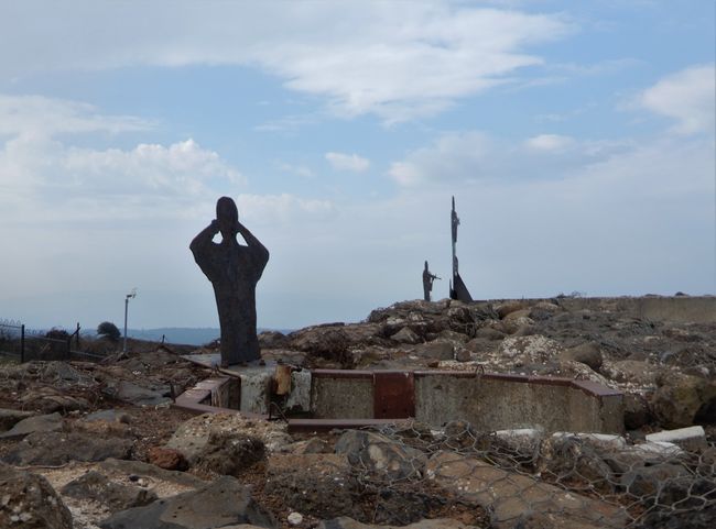 Auf dem ehemaligen Bunker-Gelände. Die Metall-Statuen sollen die Situation während des arabisch-israelischen Kriegs darstellen