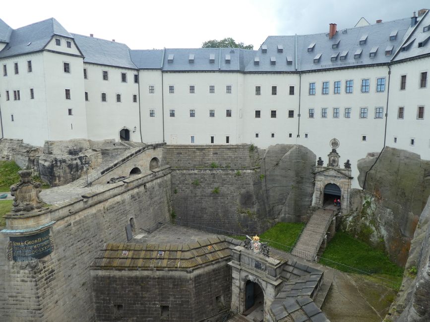 Blick von der Festungsmauer auf den Eingangsbereich
