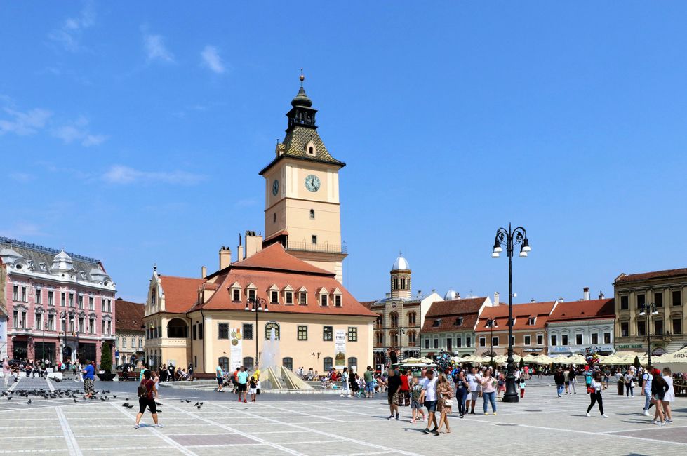 Beginnen wollen wir unseren Spaziergang durch Kronstadt/Brasov hier mitten im Zentrum der Altstadt am Marktplatz/Piata Sfatului mit dem Alten Rathaus.