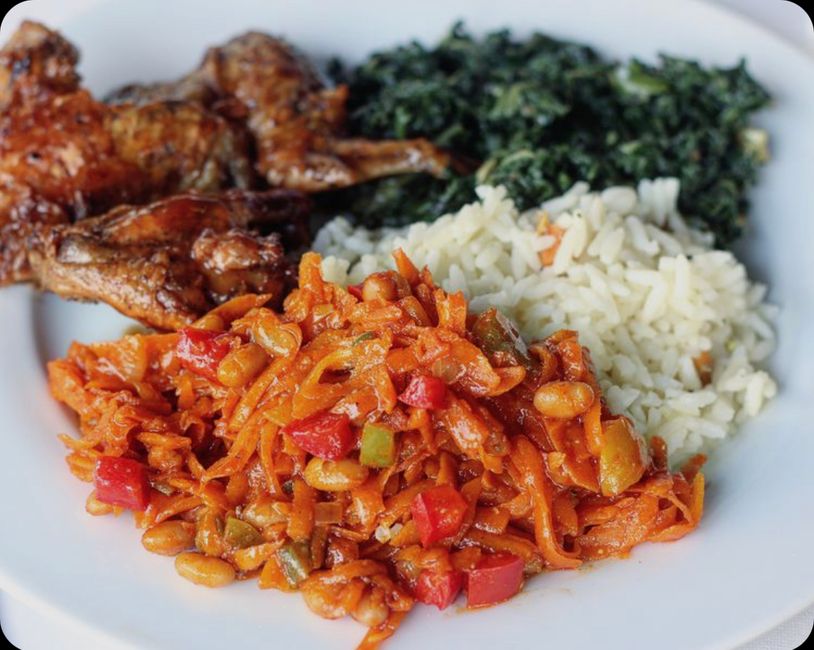 In der Lunchbreak isst wirklich jeder hier „Pap“. Das ist südafrikanischer Maismehlbrei mit Tomatensoße, Gemüse und Braai (Fleisch). Bundi hat gesagt, dass wir nächste Woche mit ihm Pap essen dürfen. Berichterstattung folgt.🤤