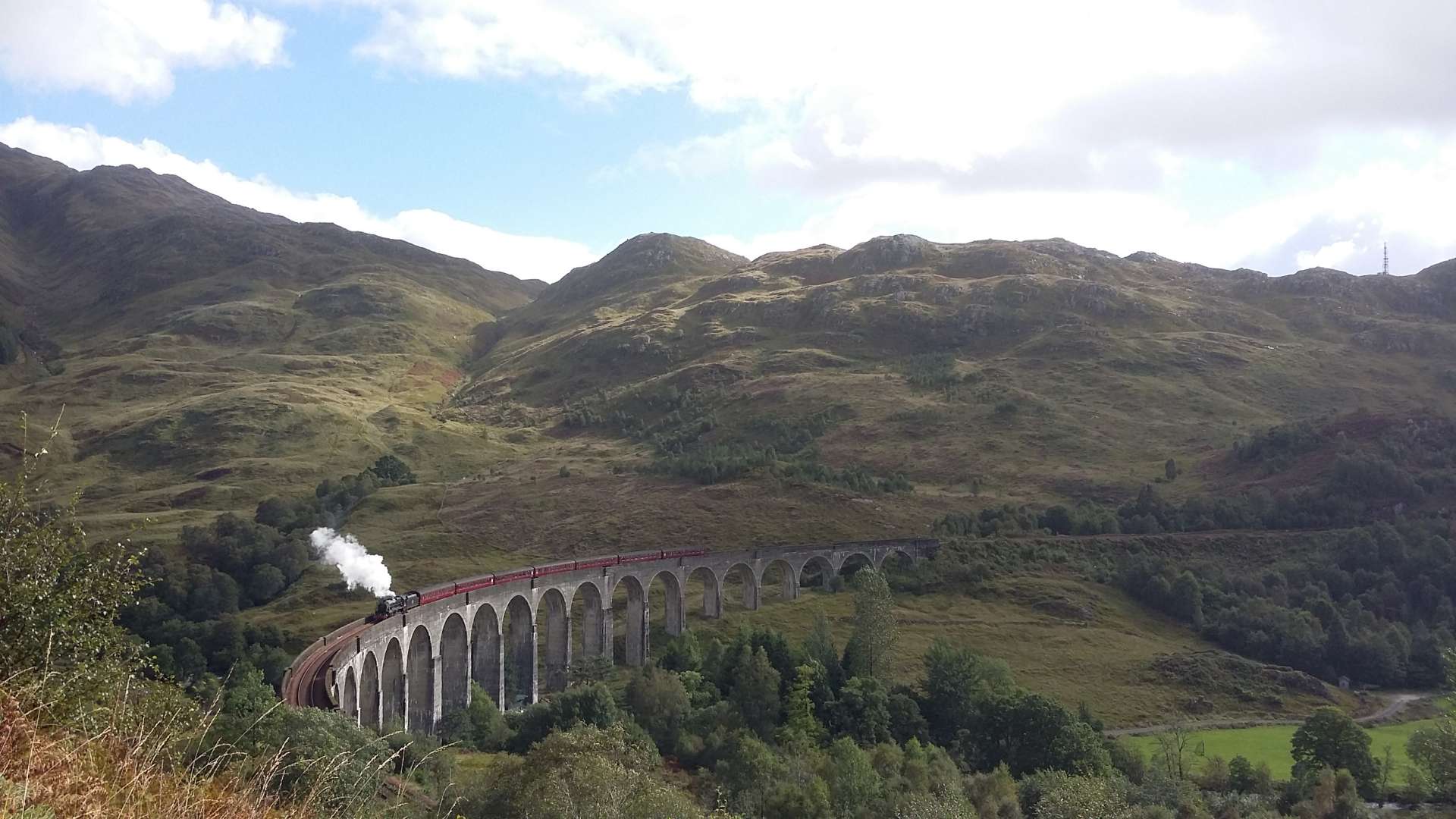 Hogwarts-Express auf dem Glenfinnan-Viadukt