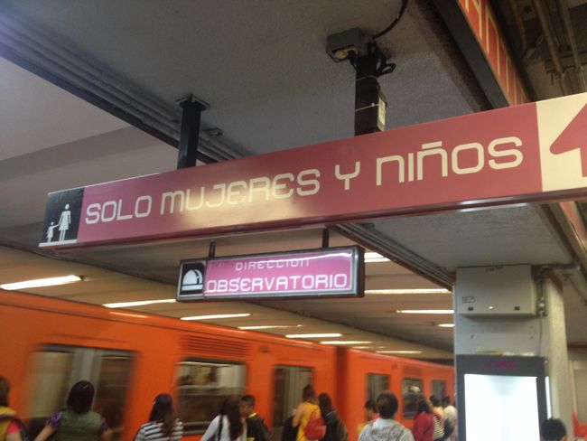 Mexiko-Stadt: eigene Frauen/Kinderabteil in der Bahn!