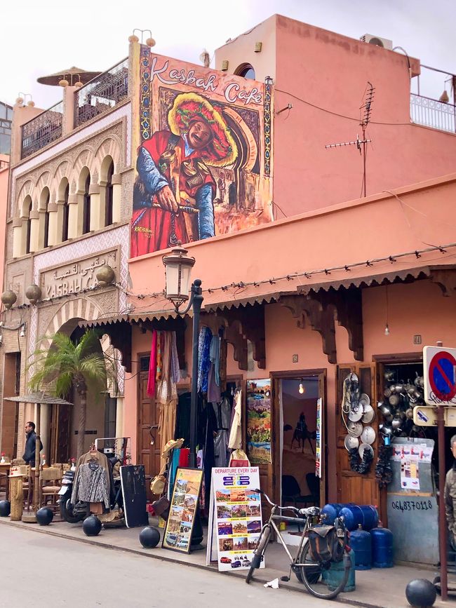 Marrakech ist eine Handelsstadt mit Shops und Geschäften, wohin das Auge blickt.