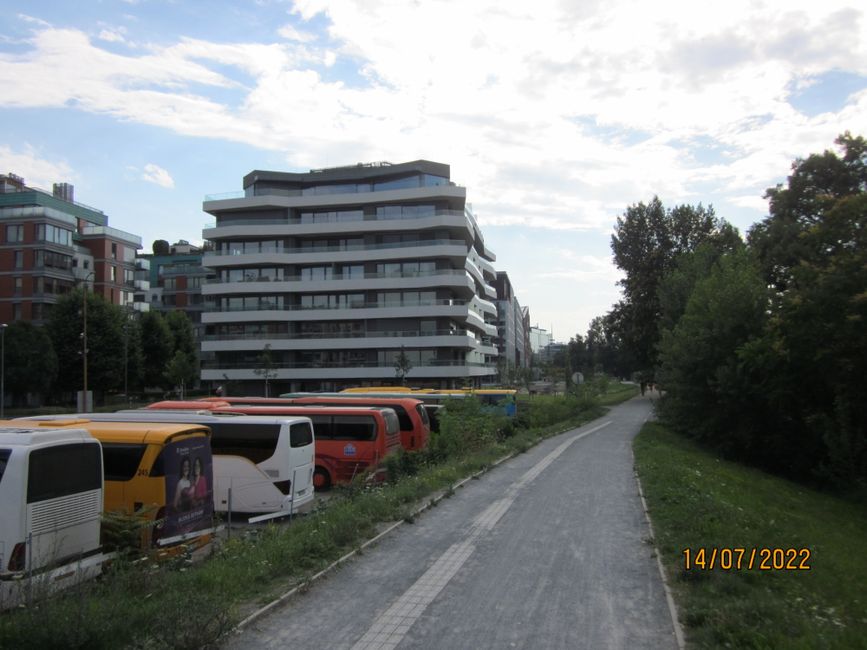 moderne Wohnhäuser am Moldauufer