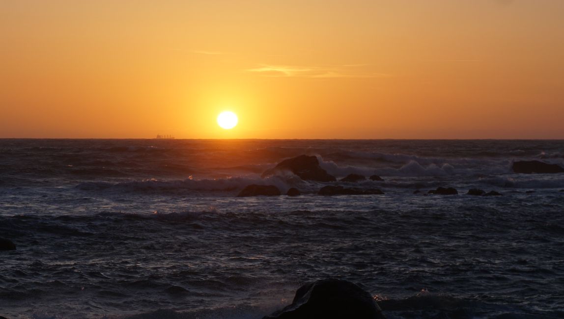 Letzter Sonnenuntergang am portugiesischen Strand