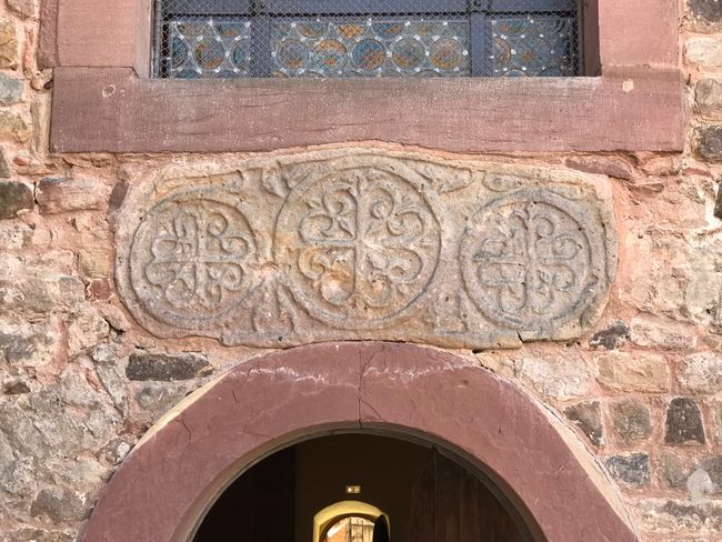 Stein aus Karolingerzeit an romanischer Abteikirche Surbourg
