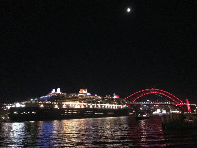 Sydney Cove bei Nacht mit der Queen Mary 2 im Hafen