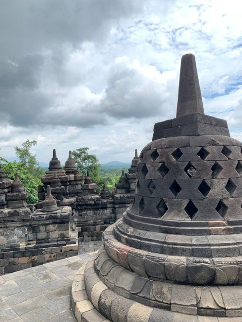 Yogyakarta - Regenzeit, Paste Borobudur ו-Prambanan