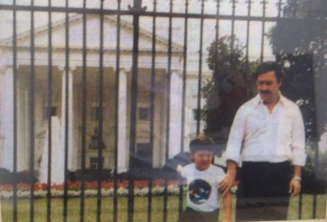 Pablo und sein Sohn vor dem weißen Haus während CIA und DEA nach ihm in Kolumbien suchen.