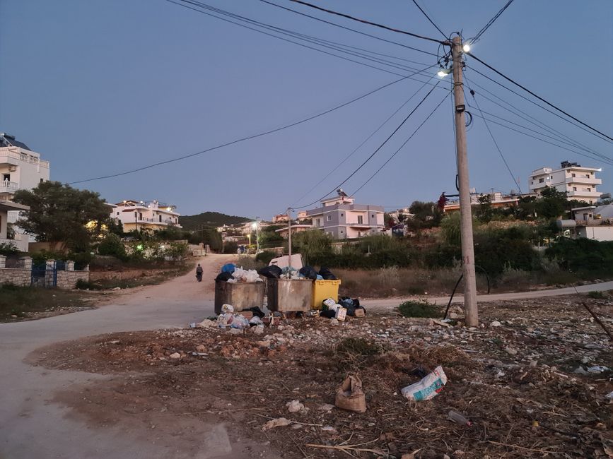 Und das für Albanien typische Müllproblem. 