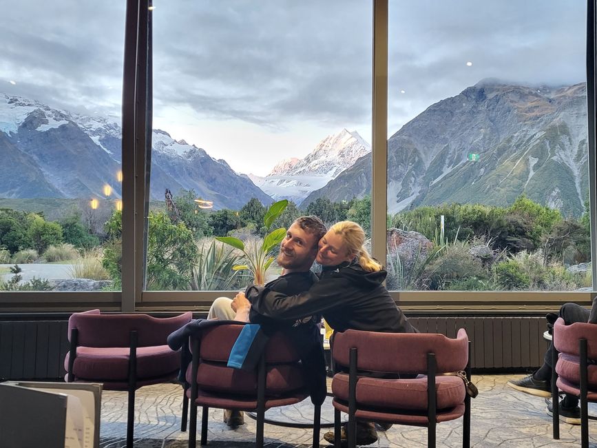 Mt Cook Sonnenuntergangspanorama im warmen Innenraum der Bar des Hermitage Hotels 