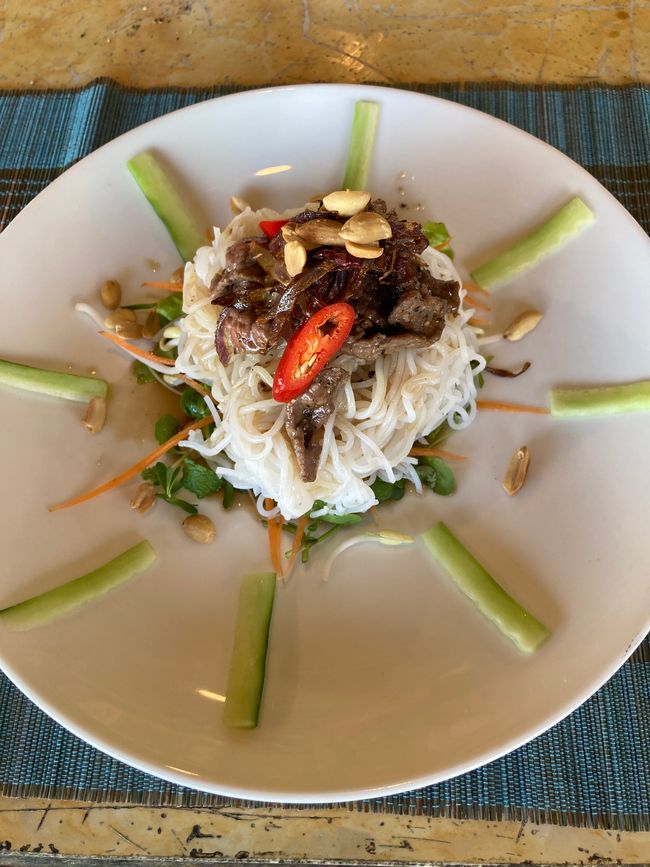 Rice noodle salad with beef