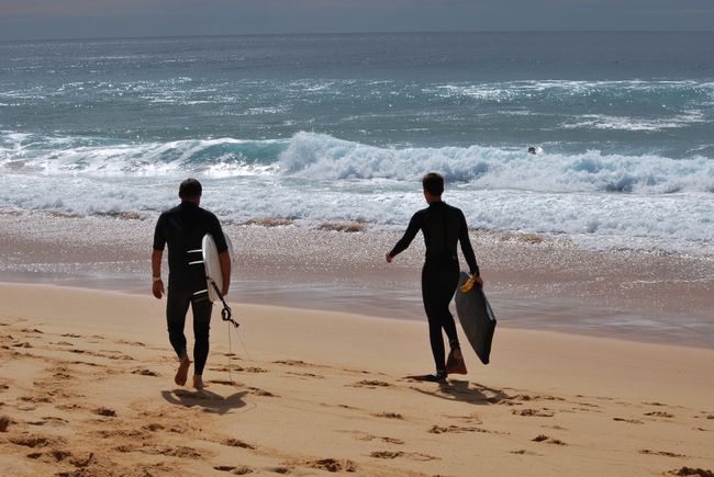 Die beiden Männer auf dem Weg zum Surfen