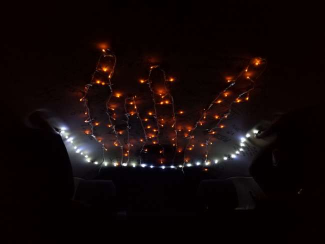Lichterketten ans Autodach montiert