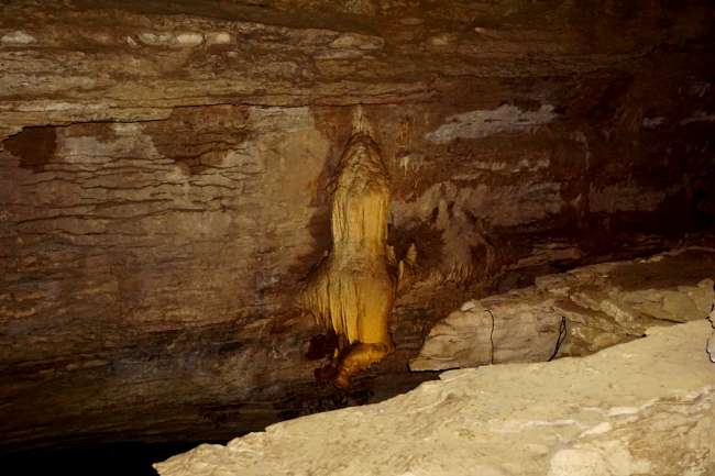 Höhlen und tiefe Abgründe