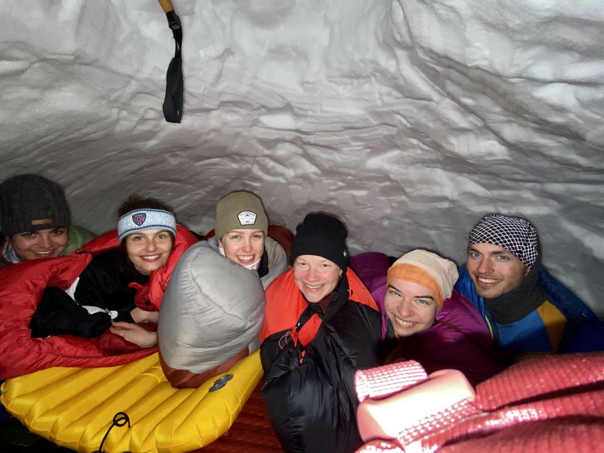 Unsere Gruppe in der Schneehöhle