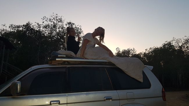 Lena und Jana nach der Nacht auf dem Autodach. 
