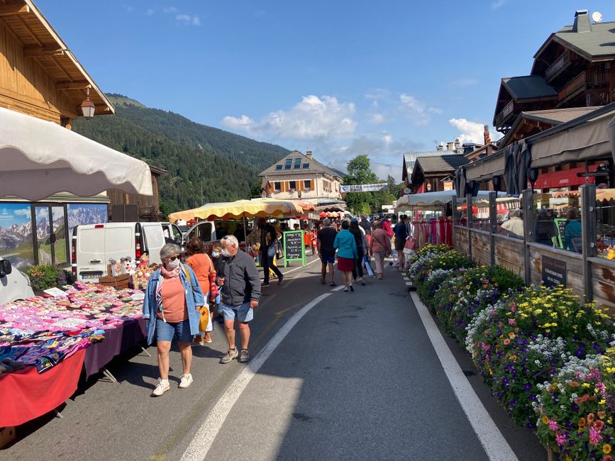 Les Contamines-Montjoie, market and mandatory masks throughout the town