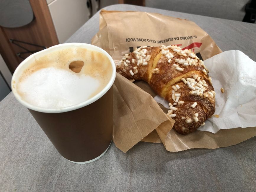 Der erste italienische Cappuccino und ein Brioche!