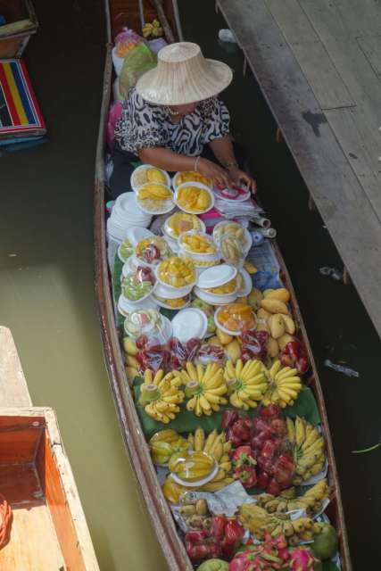 Floating fruit stand