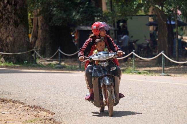 Auch Kinder dürfen auf die Motos steigen (ohne Helm, da es keine Kindergrössen gibt) 