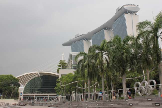 Marina Bay Sands and in front of it the Art Science Museum