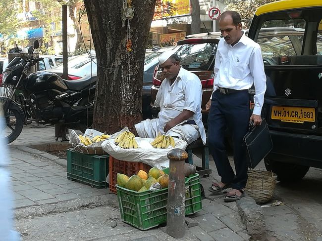 Selling fruit near Hornimen Circle