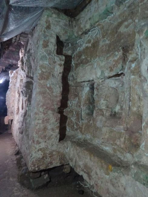 im Tunnel: vergrabener Tempel