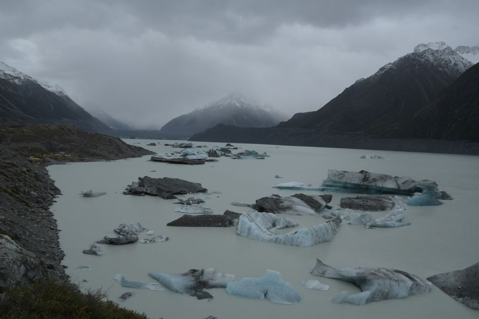 Tasman Glacier Lake with icebergs