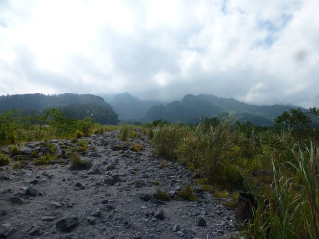 Vulkan Merapi - er versteckt sich hinter den Woken