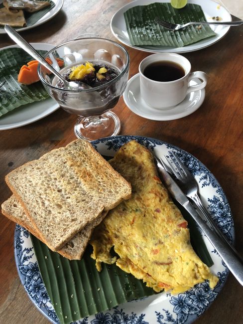 Omelet with vegetables and sticky rice