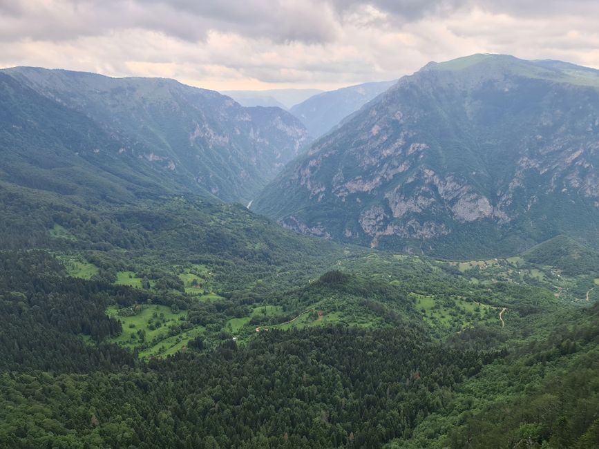 Der Durmitor Nationalpark umfasst einen Teil der Tara Schlucht. Die Tara-Schlucht ist mit stellenweise 1300 m die tiefste Schlucht Europas und die zweittiefste der Erde. Also zumindest sagt man das in Montenegro. So richtig gut lässt sich die Schlucht nur raftend erkunden. Aber das viel für uns mit Karl leider flach. 