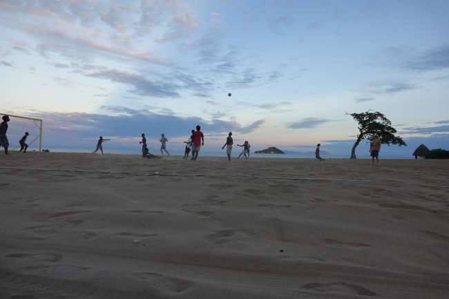 Day 18 Sunrise, Hot Sand Bay, Schnorcheln und Fussball