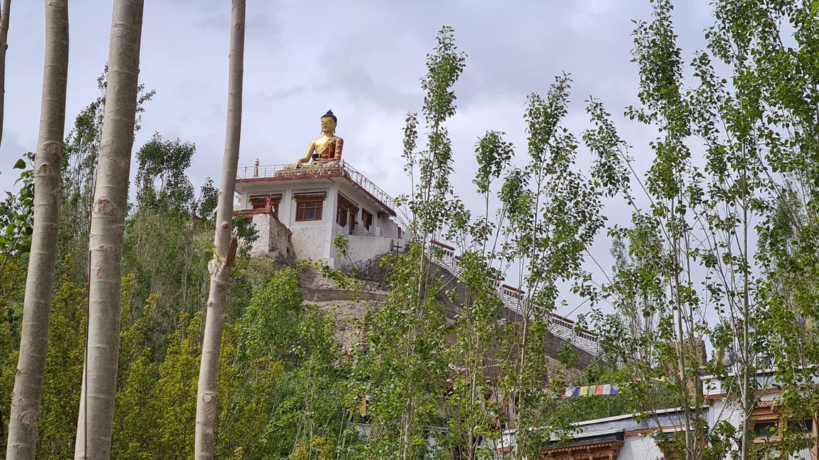 Sehenswürdige Shakyamuni-Statue untrwegs