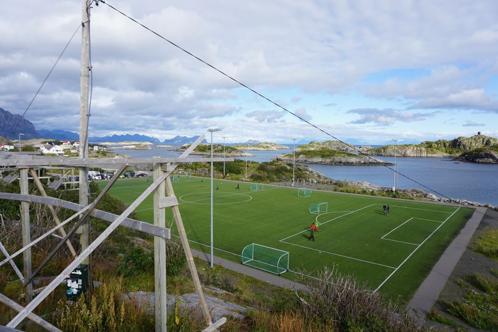 Der bekannte Fußballplatz der Lofoten. Ohne Drohne eher weniger spektakulär. 