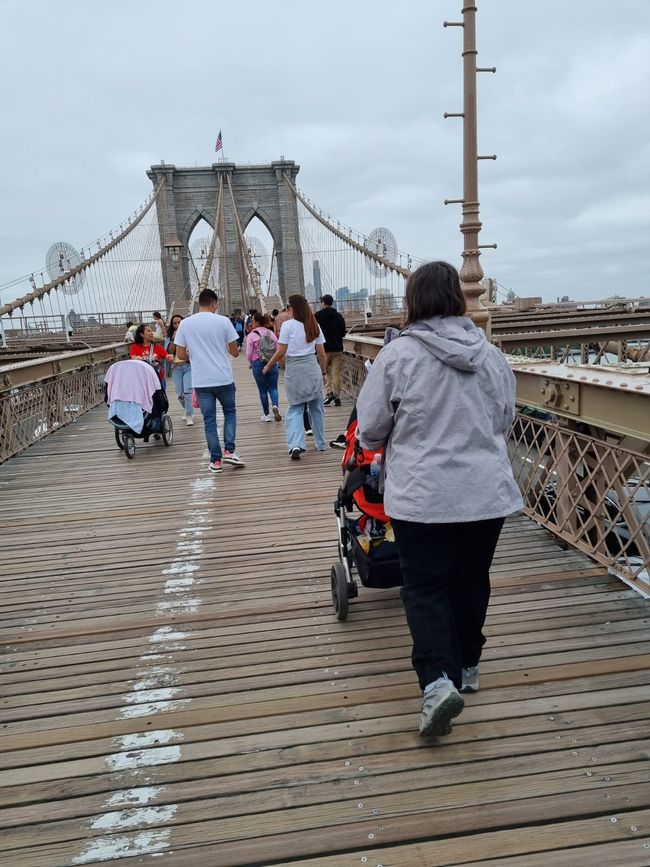 Spaziergang über die Brooklynbridge mit hunderten anderer Touristen