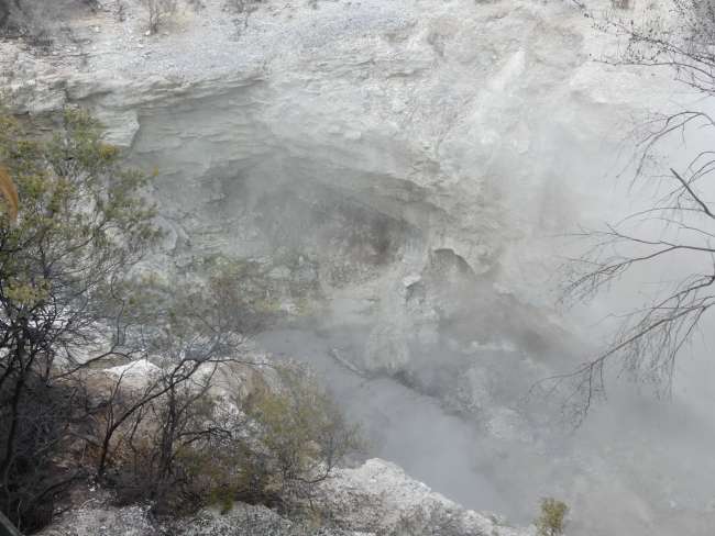 Krater mit brodelndem Wasser
